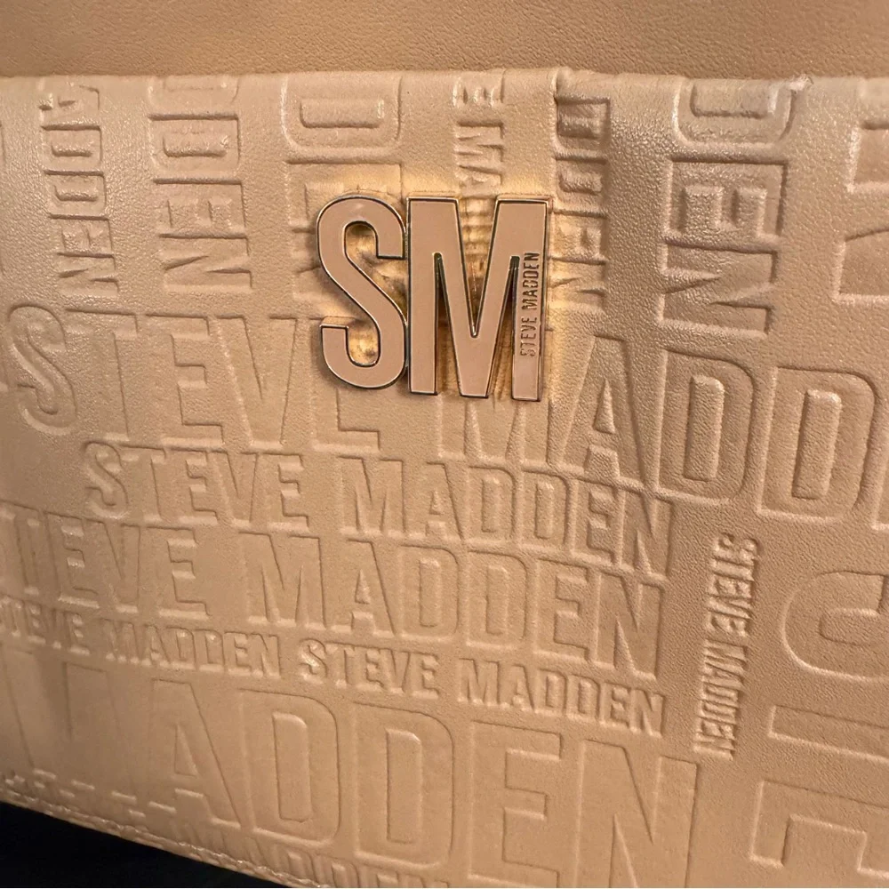 Steve Madden Large Logo Embossed Tote Tan Shoulder Bag Gold Hardware - Picture 11 of 12